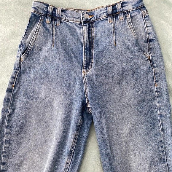 Dynamite High-Waisted Mom Jeans - Picture 2 of 3